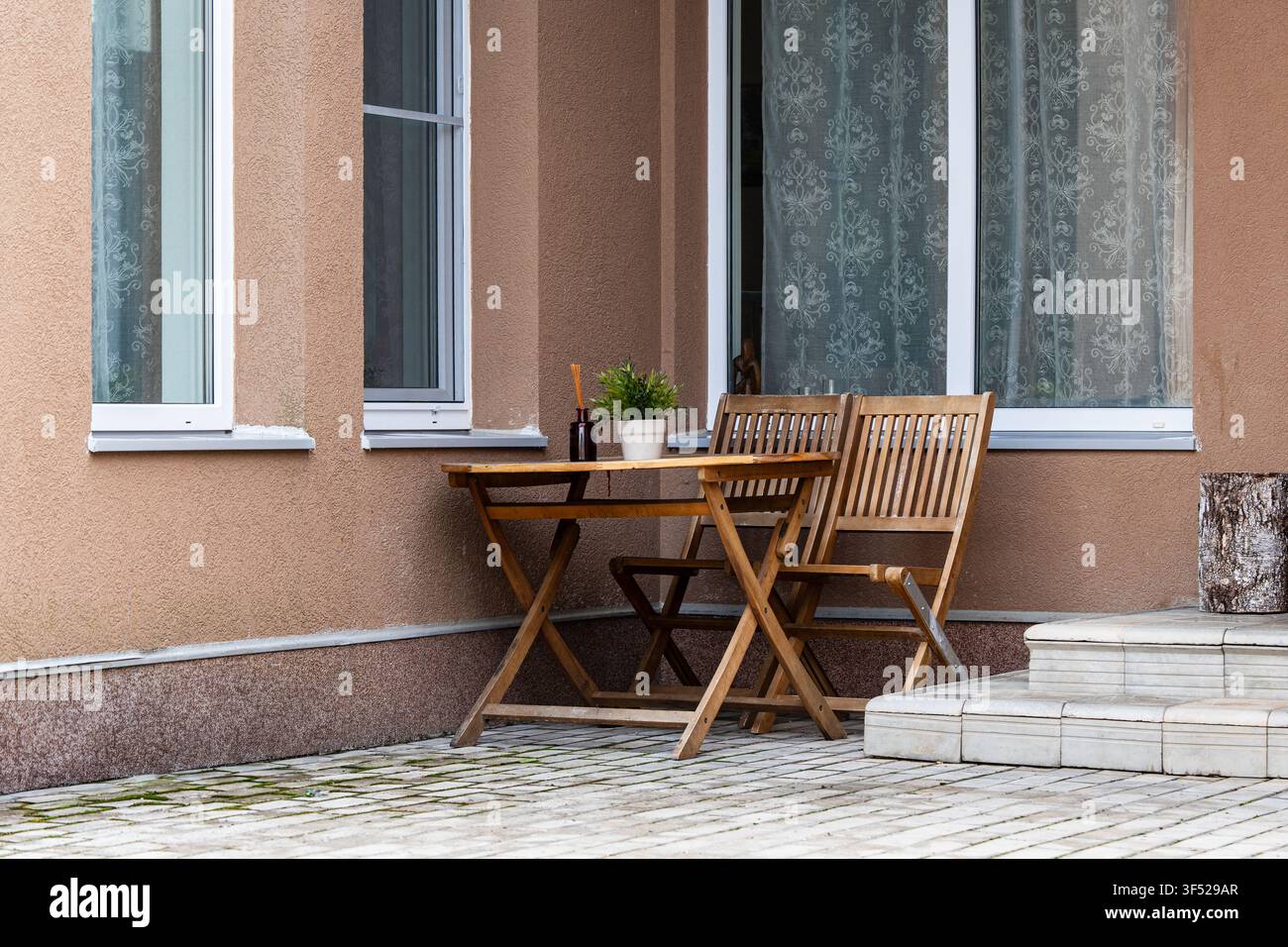 Assise extérieure confortable avec table en bois et chaises Banque D'Images