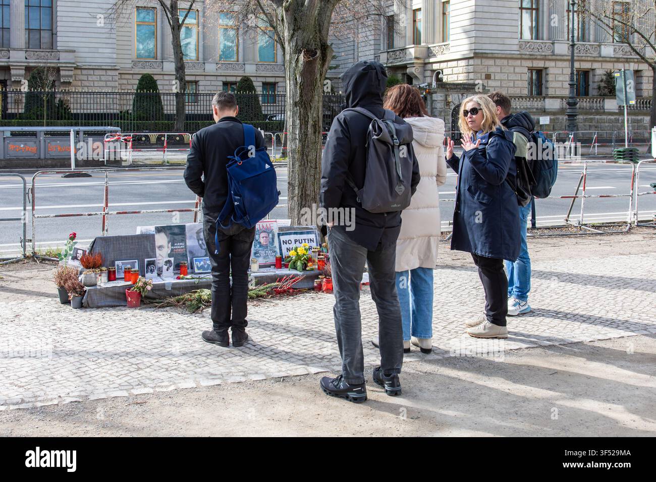 Personnes près du mémorial temporaire d'Alexei Navalny et d'une exposition de protestation le long de l'avenue Unter den Linden à Berlin, Allemagne Banque D'Images