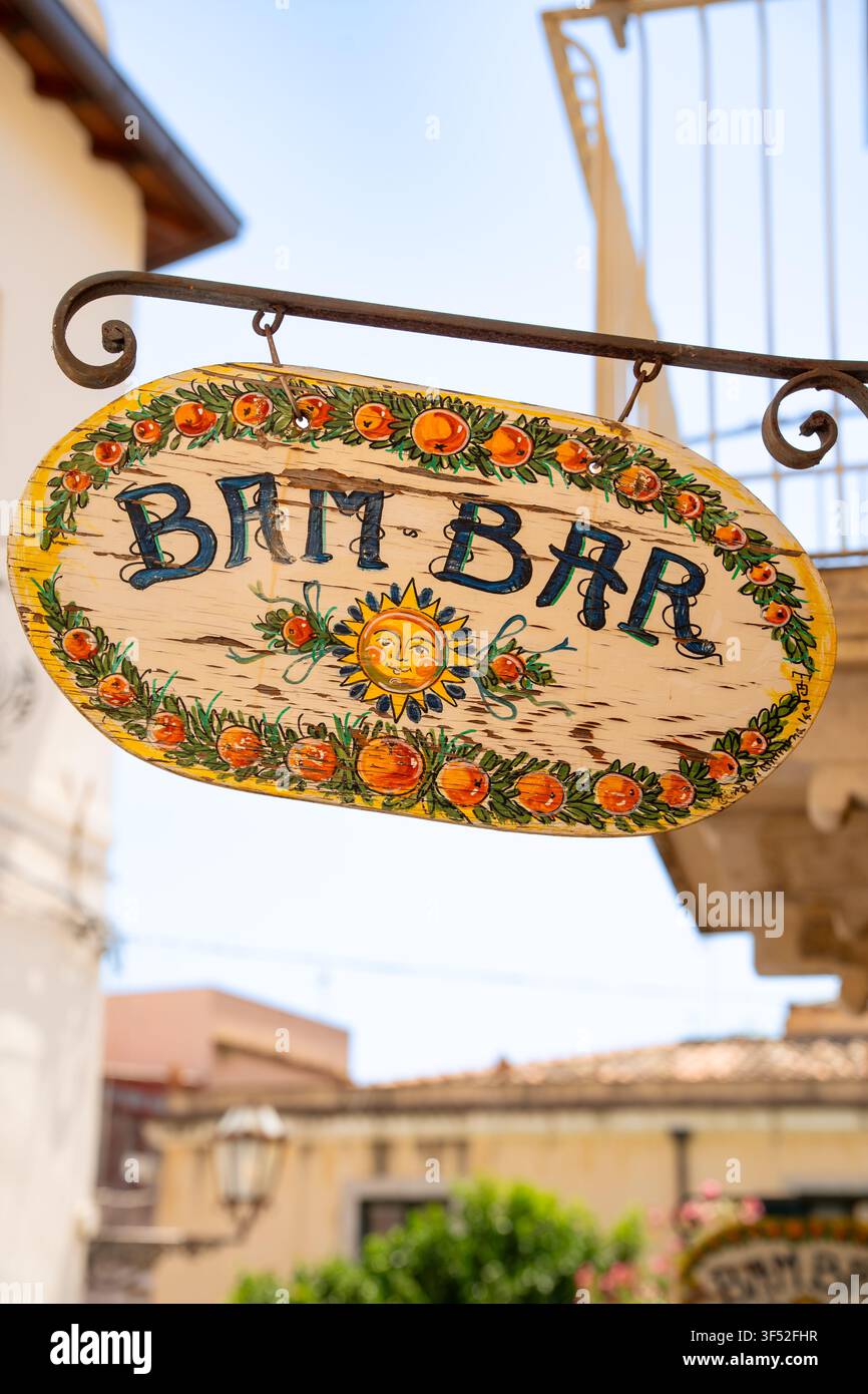Close-up de l'enseigne du café Granita Bam Bar peinte à la main et décorée d'oranges dans le centre historique de Taormine, en Sicile Banque D'Images
