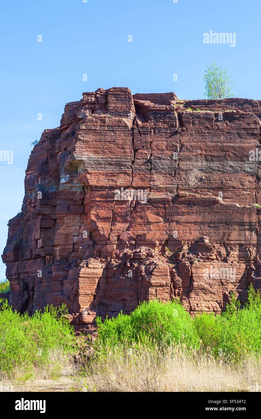Mur de roche calcaire dans une ancienne mine ouverte abandonnée Banque D'Images