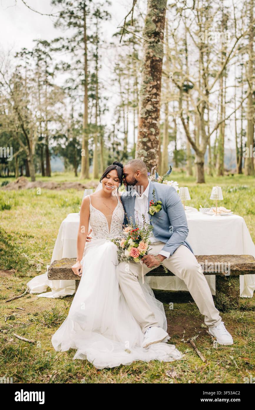 Le mari murmure doucement à sa joyeuse mariée Banque D'Images
