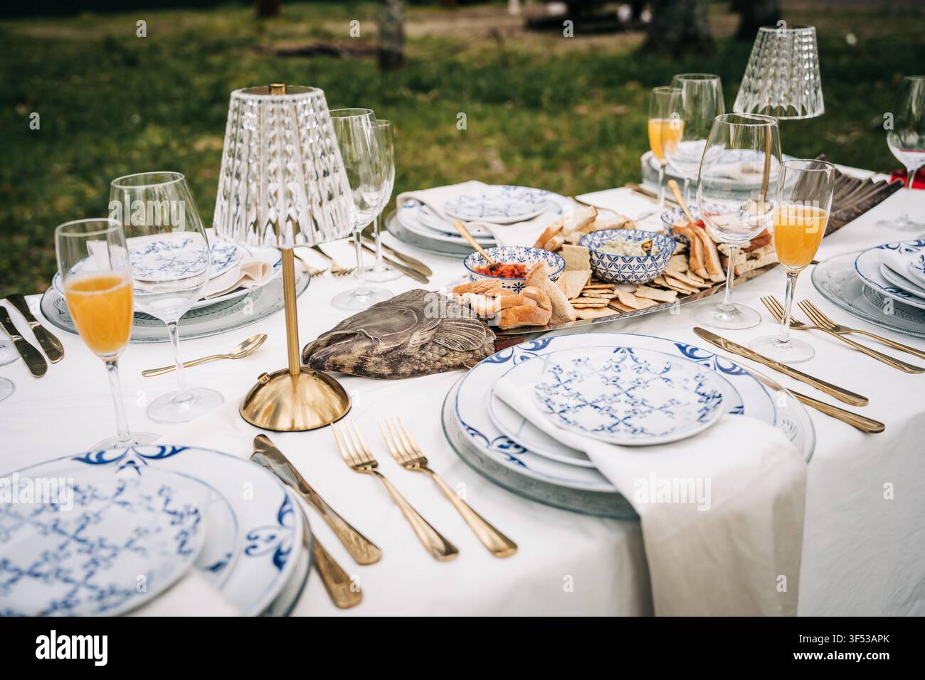 Table de dîner en plein air élégante avec des apéritifs et des mimosas Banque D'Images