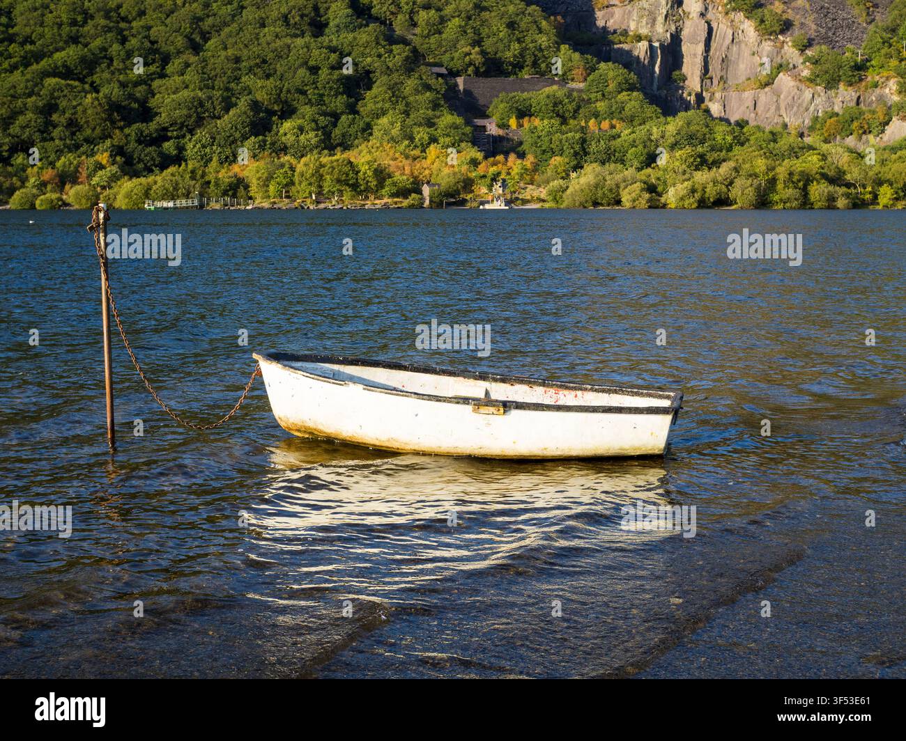 Bateau blanc sur le lac, Llyn Padarn, Llanberis, Pays de Galles, Royaume-Uni. Banque D'Images