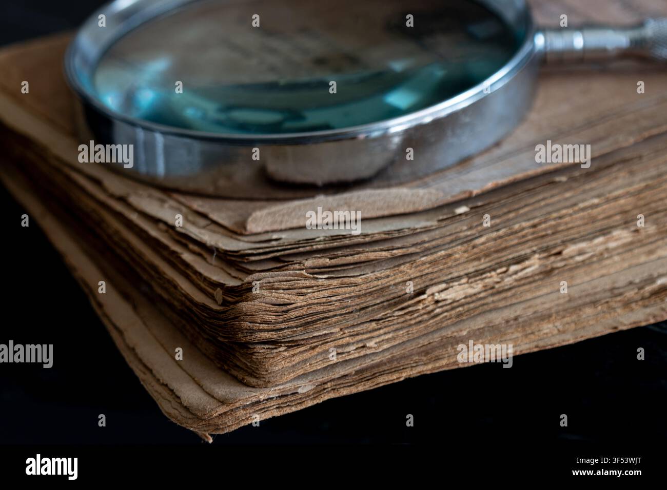 Un vieux livre aux pages jaunies. Banque D'Images