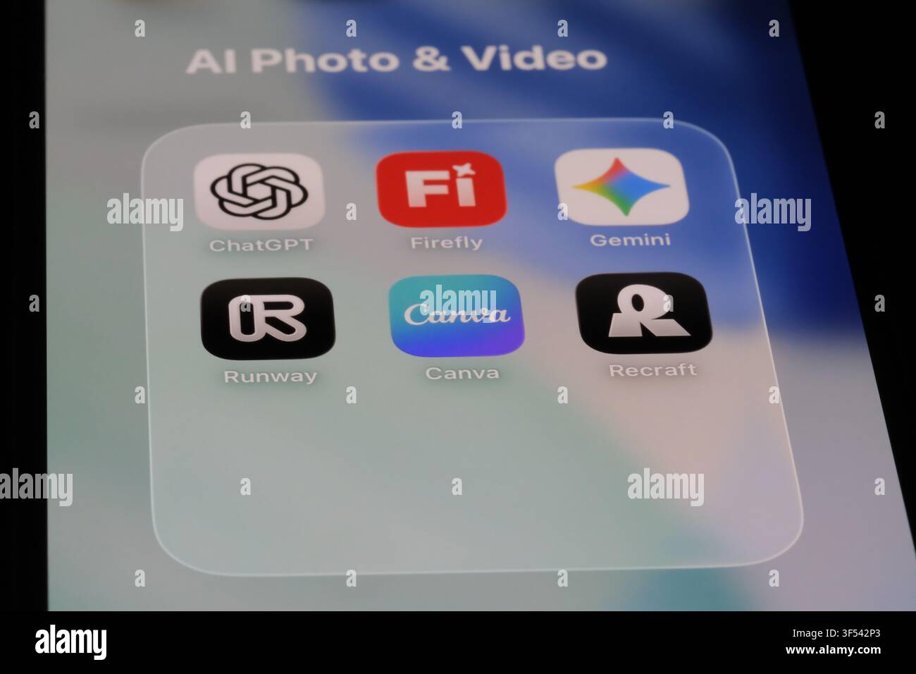 Shanghai, Chine - 30 juillet 2026 : Icônes des applications ChatGPT, Firefly, Gemini, Runway, Canva et Recraft. Applications de photo et vidéo IA Banque D'Images