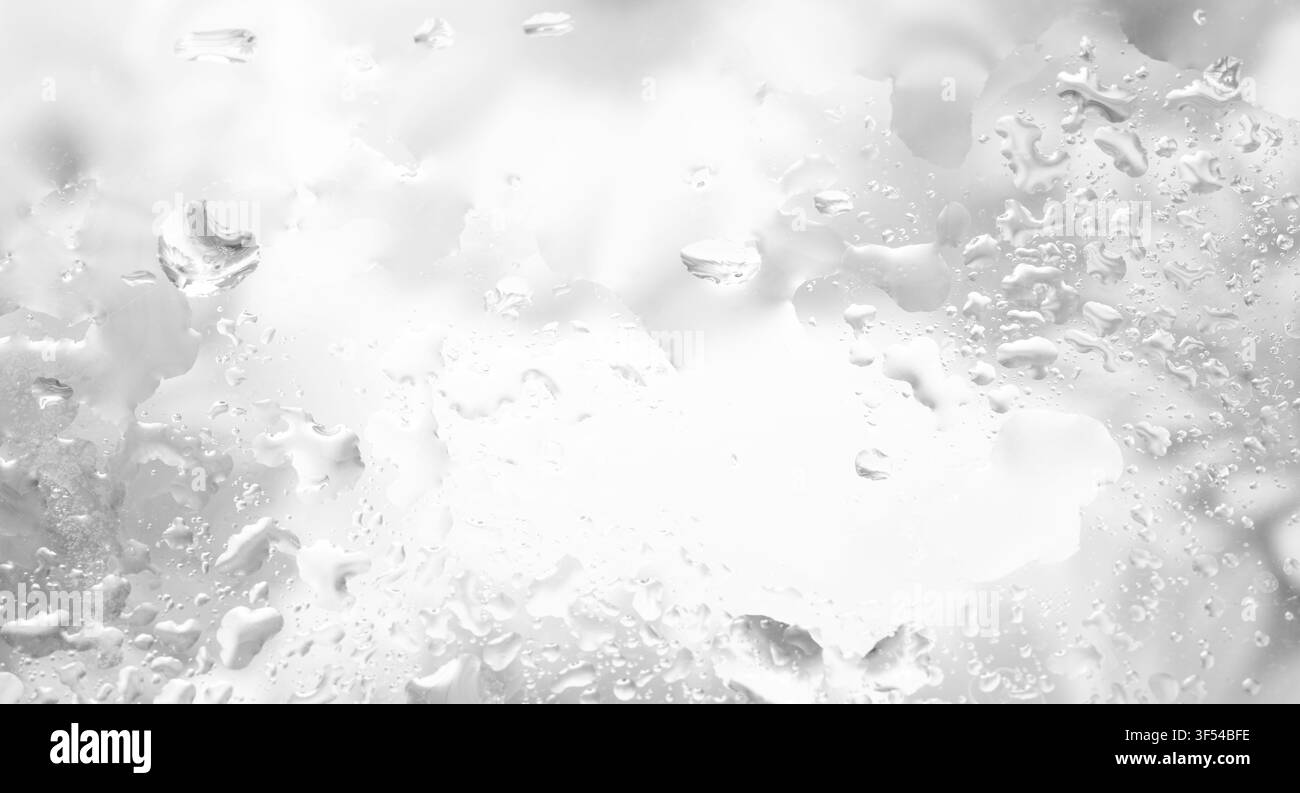 Verre mouillé monochrome avec gouttes d'eau, texture floue douce, espace central lumineux pour le texte, fond abstrait. Banque D'Images