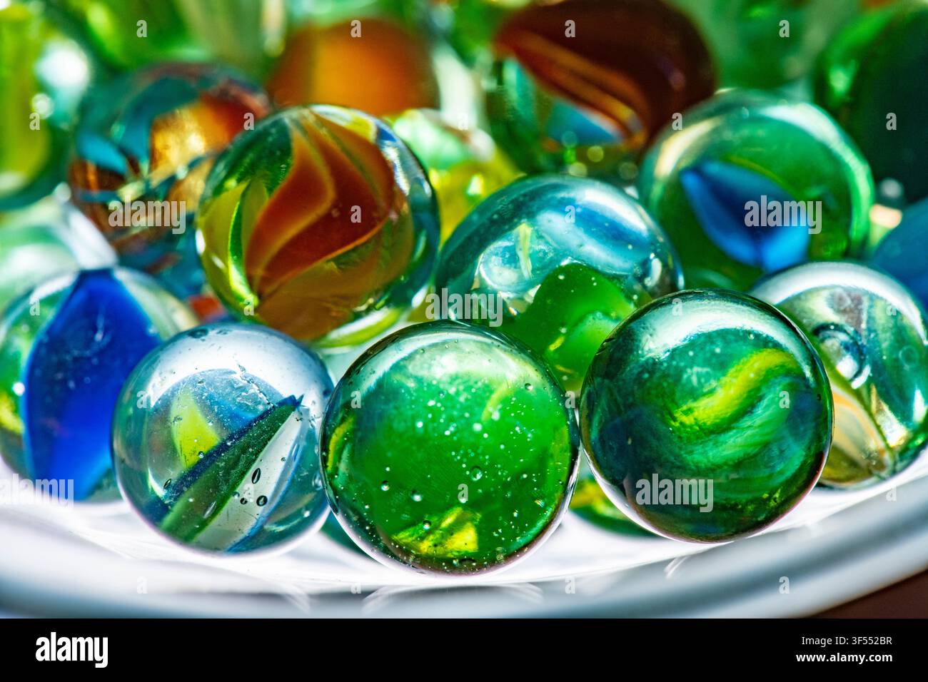 Collection de billes en verre présentant des couleurs claires et vibrantes avec effet bokeh Banque D'Images