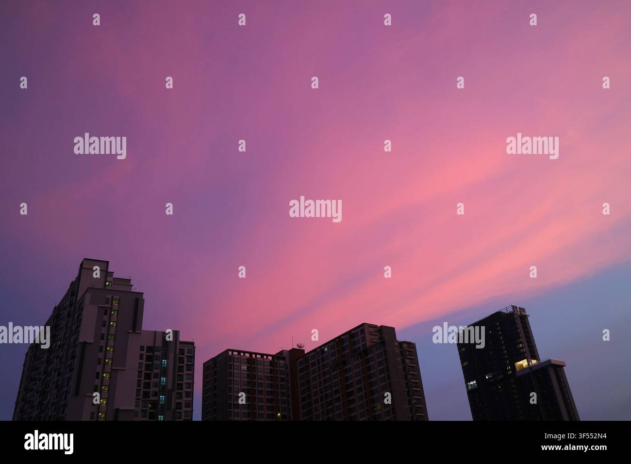 Ciel urbain au coucher du soleil, rêveur, vibrant, violet, rose et bleu Banque D'Images