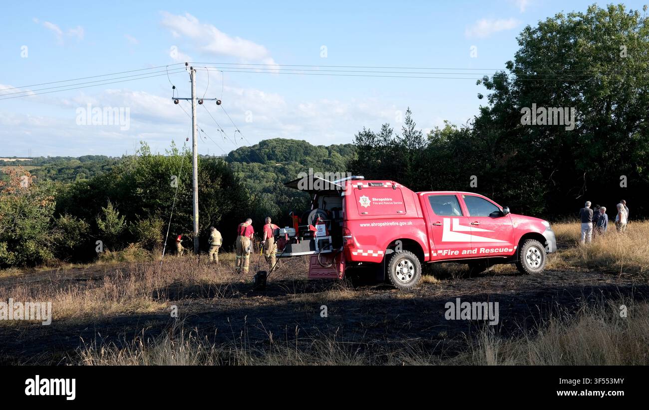 Les services d'incendie et de sauvetage du Shropshire gèrent un incendie de prairies dans une réserve naturelle à Ironbridge, Shropshire, Royaume-Uni. Banque D'Images