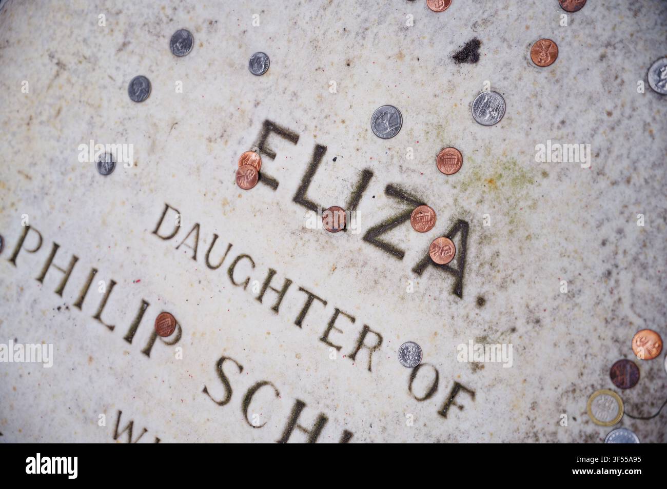 Des pièces laissées en signe de tribut parsèment la pierre tombale en marbre érodée d'Elizabeth Schuyler Hamilton Banque D'Images