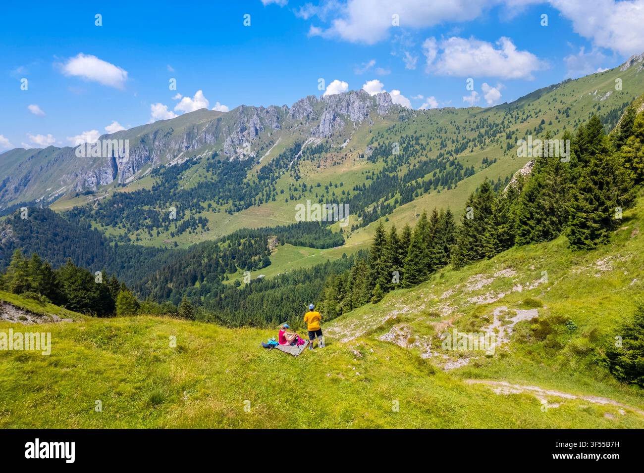 Panorama aérien de la Presolana depuis le Colle Presolana en été. Val Seriana, Castione della Presolana, district de Bergame, Lombardie, Italie. Banque D'Images