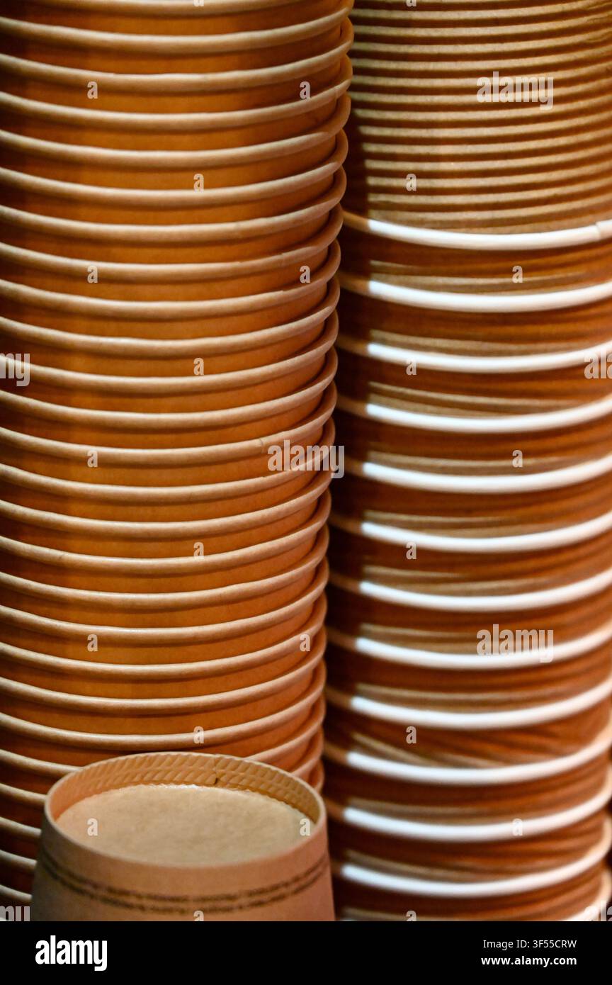 Vue verticale en gros plan de gobelets à café jetables empilés dans un café ou un restaurant. Banque D'Images