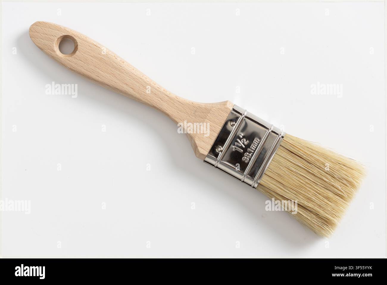 Nouveau pinceau avec manche en bois isolé sur fond blanc Banque D'Images