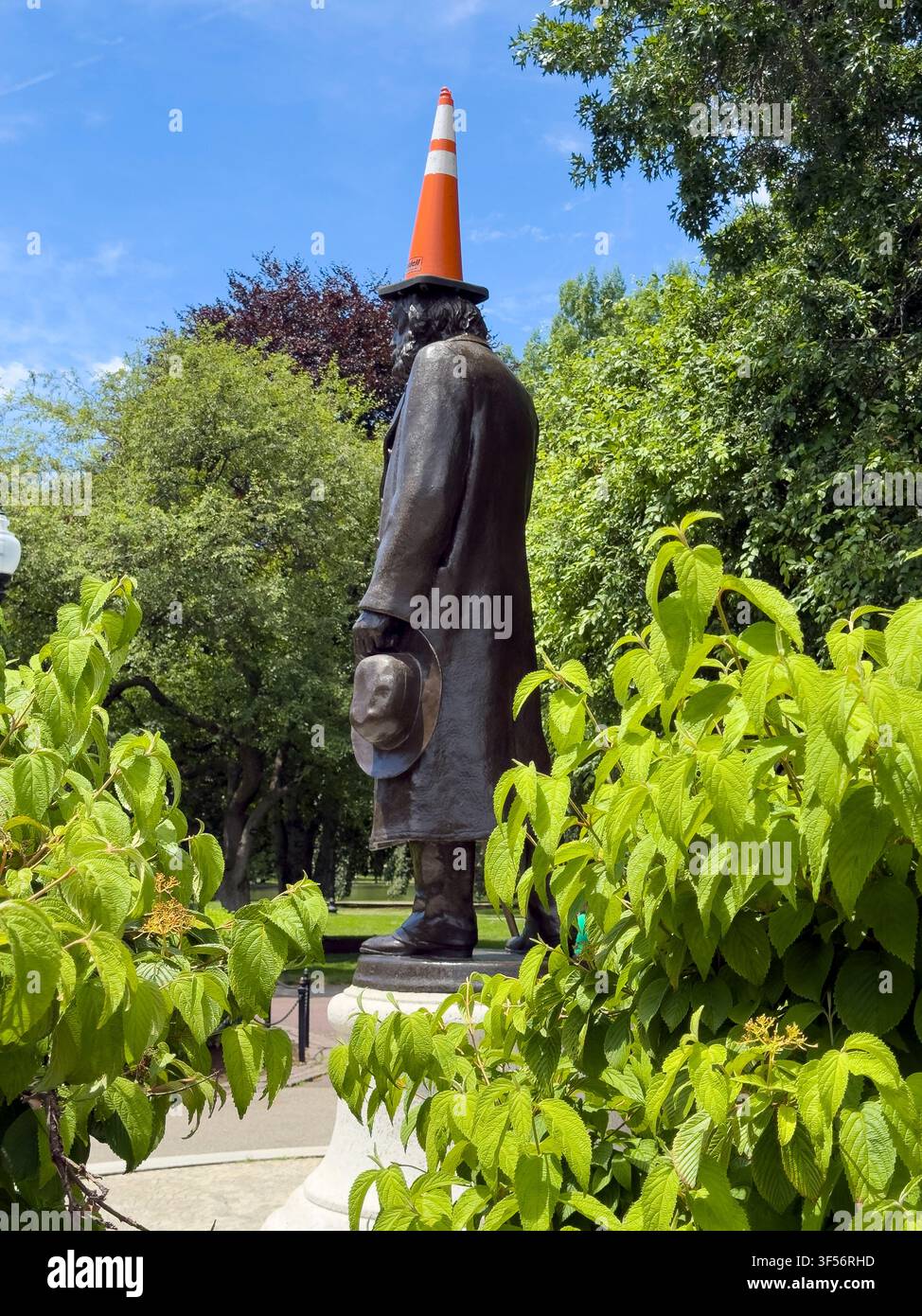 Statue en bronze de l'auteur et ministre américain Edward Everett Hale avec un cône de signalisation orange placé là par les fans de l'armée écossaise en tartan pendant la FIF 2026 Banque D'Images