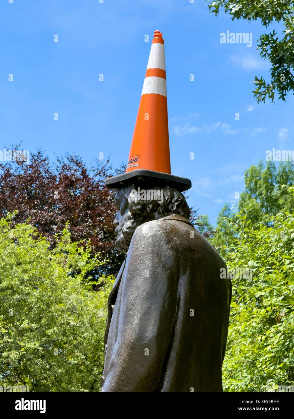 Statue en bronze de l'auteur et ministre américain Edward Everett Hale avec un cône de signalisation orange placé là par les fans de l'armée écossaise en tartan pendant la FIF 2026 Banque D'Images