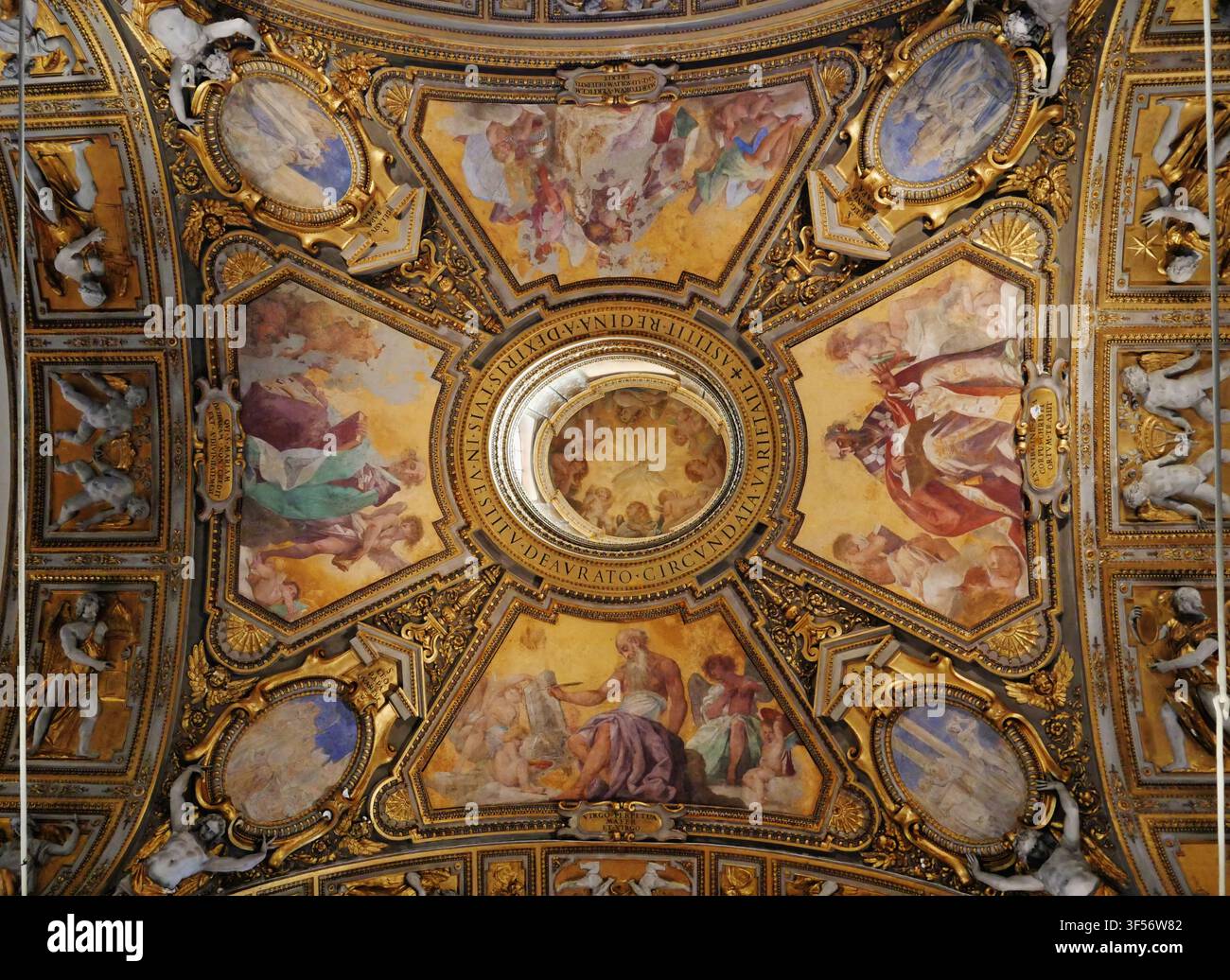 Voûte de la nef est de la basilique papale Sainte-Marie Majeure/Saint Mary the Great, Rome, Latium, Italie, avril 2024 Banque D'Images