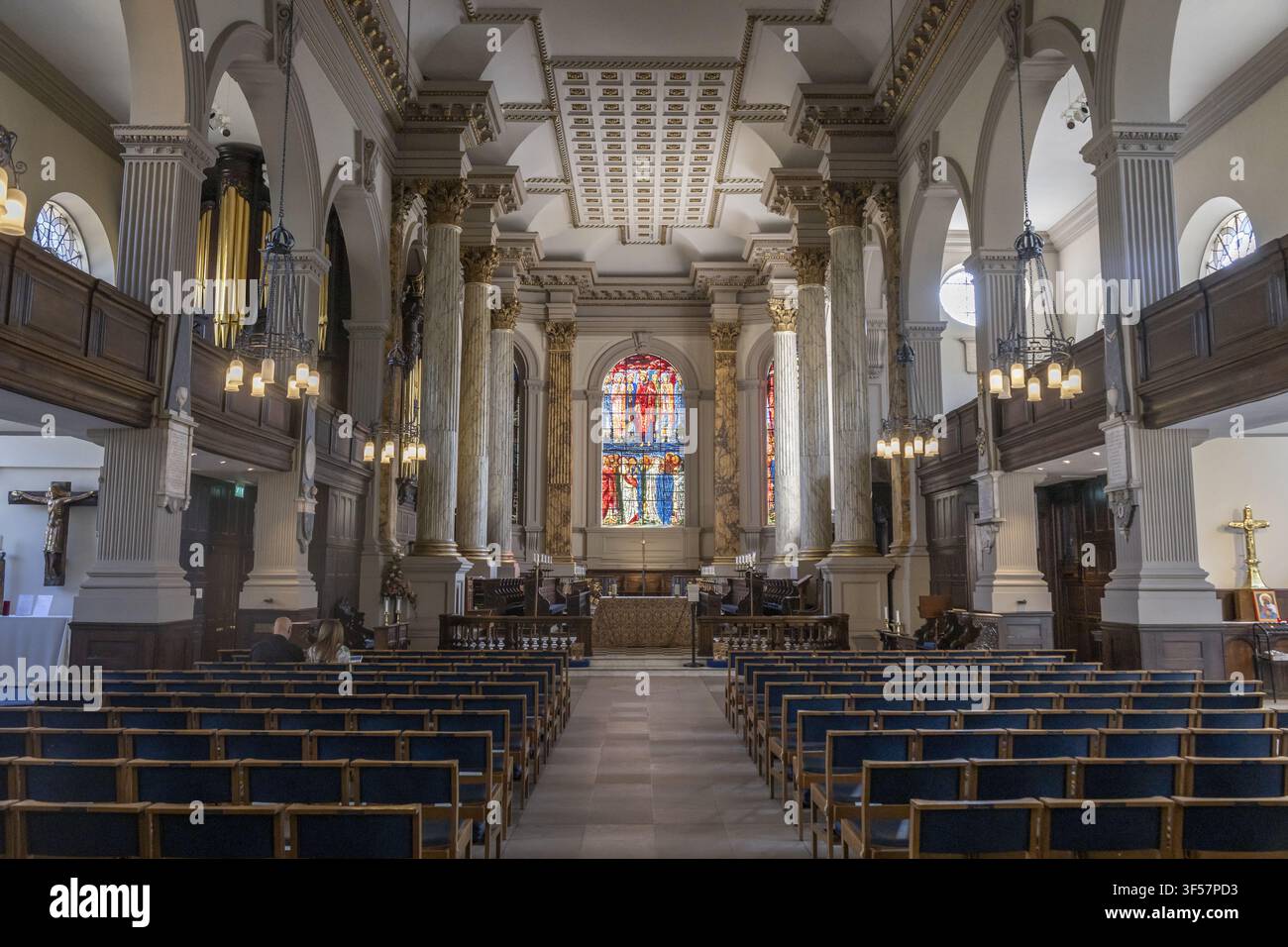 Birmingham, Angleterre, Royaume-Uni - 20 juillet 2026 : Vue de l'intérieur de la cathédrale St Philip présentant des colonnes ornées, des vitraux, woo Banque D'Images