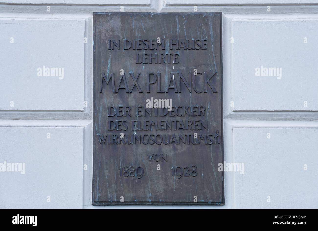 Plaque commémorative en bronze en l'honneur du physicien et lauréat du prix Nobel Max Planck à l'Université Humboldt sur Unter den Linden à Berlin, en Allemagne. Banque D'Images