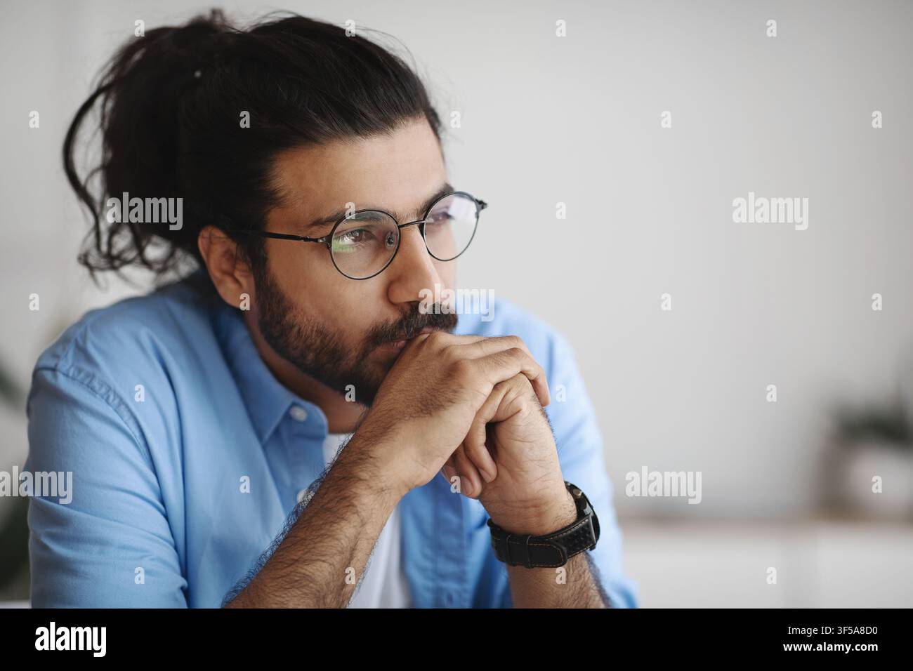 Gros plan Portrait de l'homme indien millénaire pensif en lunettes de vue Loin Banque D'Images