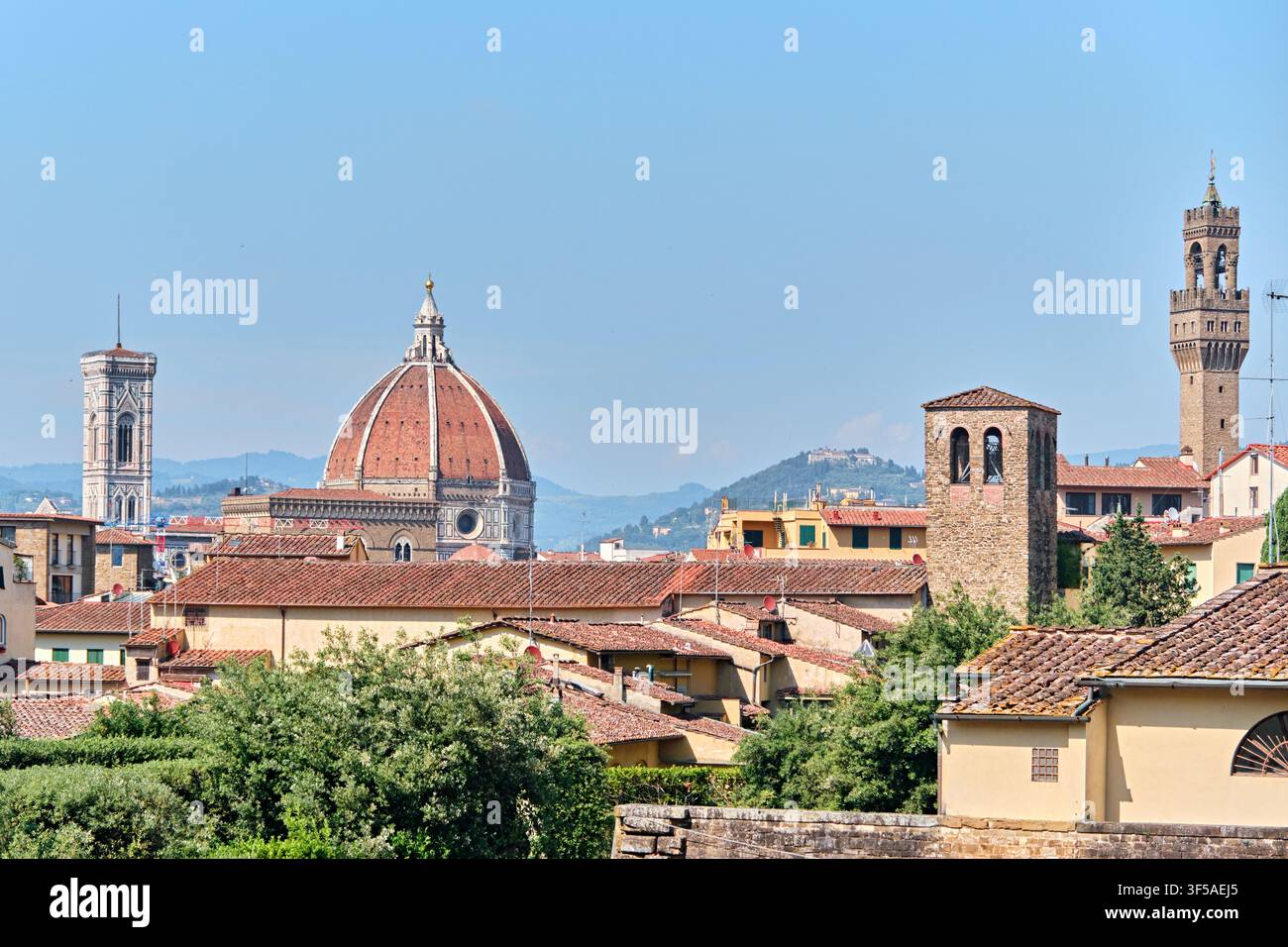 Florence, Italie - Mai 2026 : Vue panoramique sur la ligne d'horizon du dôme du Duomo, de la tour de Giotto et de la tour du Palazzo Vecchio Banque D'Images