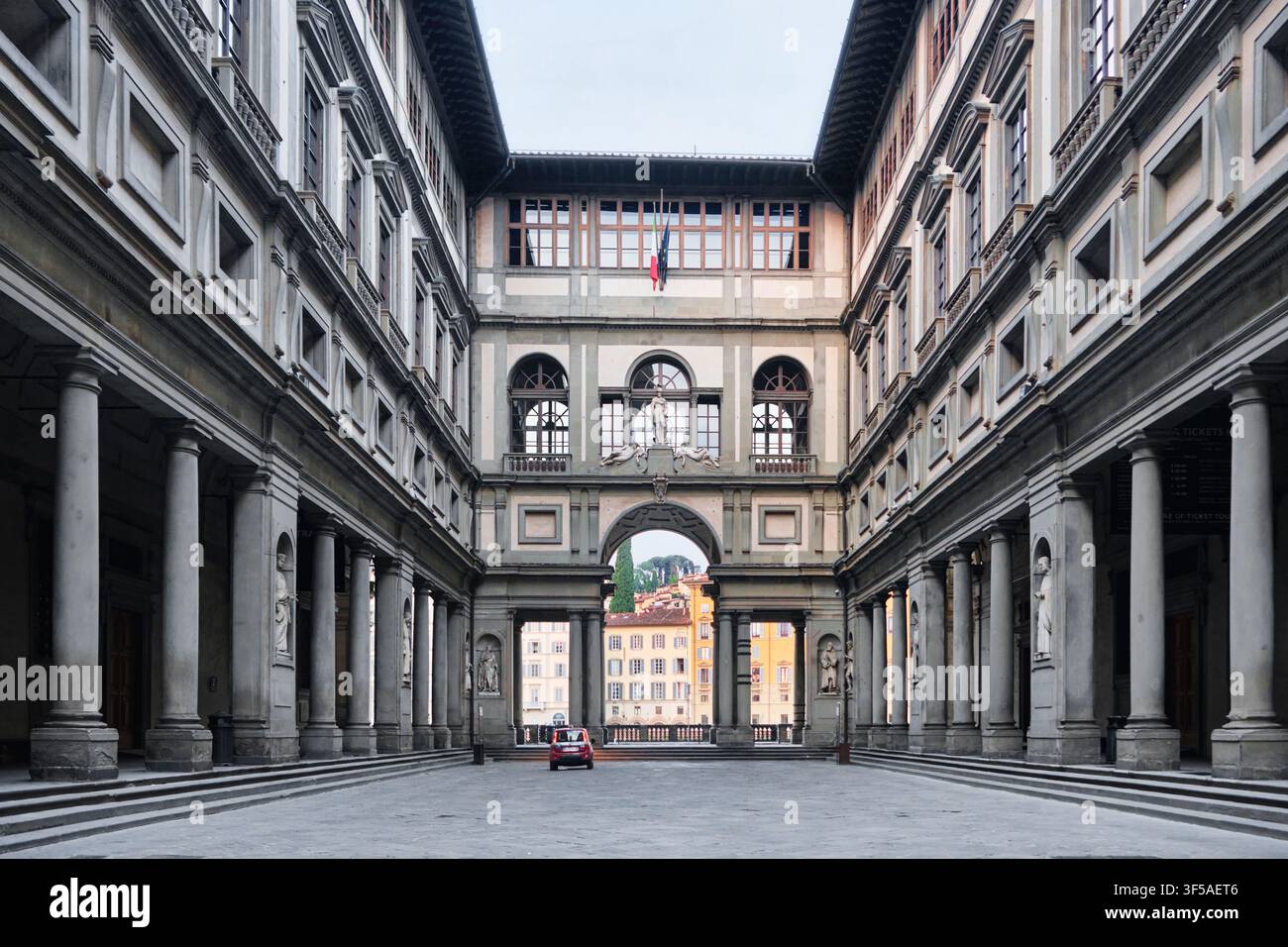 Florence, Italie - Mai 2026 : Vue en perspective du Piazzale degli Uffizi et de la cour de la Galerie des Offices Banque D'Images
