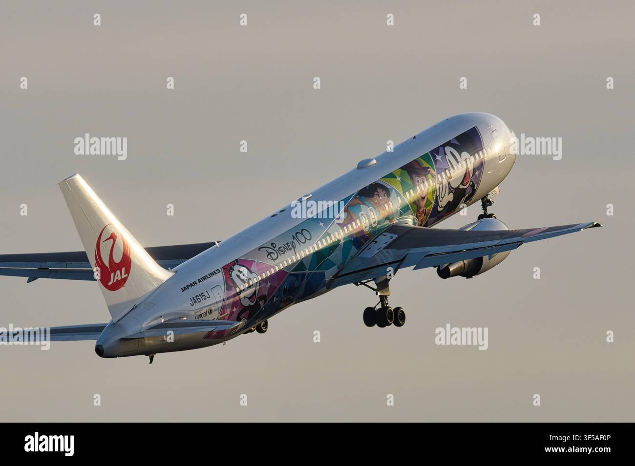 Avion de ligne Japan Airlines Boeing 767-300ER (JA615J) en livrée Disney100 Dream Express Banque D'Images