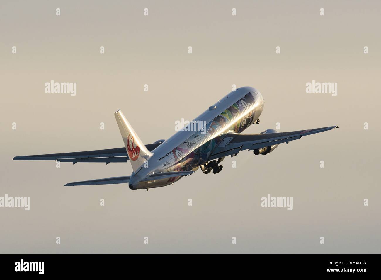Avion de ligne Japan Airlines Boeing 767-300ER (JA615J) en livrée Disney100 Dream Express Banque D'Images