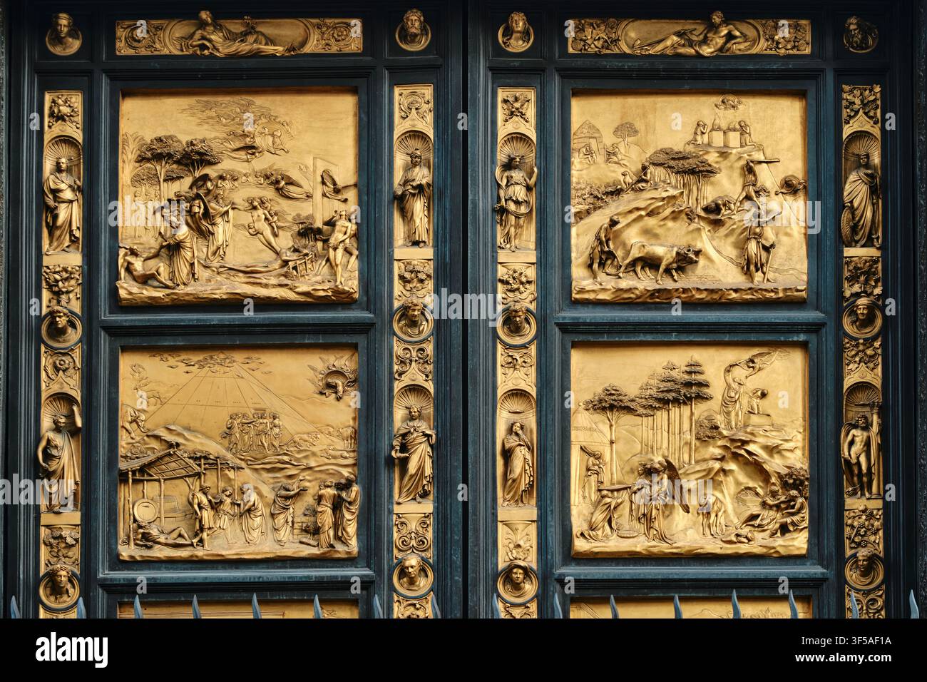 Florence, Italie - Mai 2026 : Portes du Paradis en bronzes dorés, panneaux de relief par Lorenzo Ghiberti au Baptistère de Florence Banque D'Images