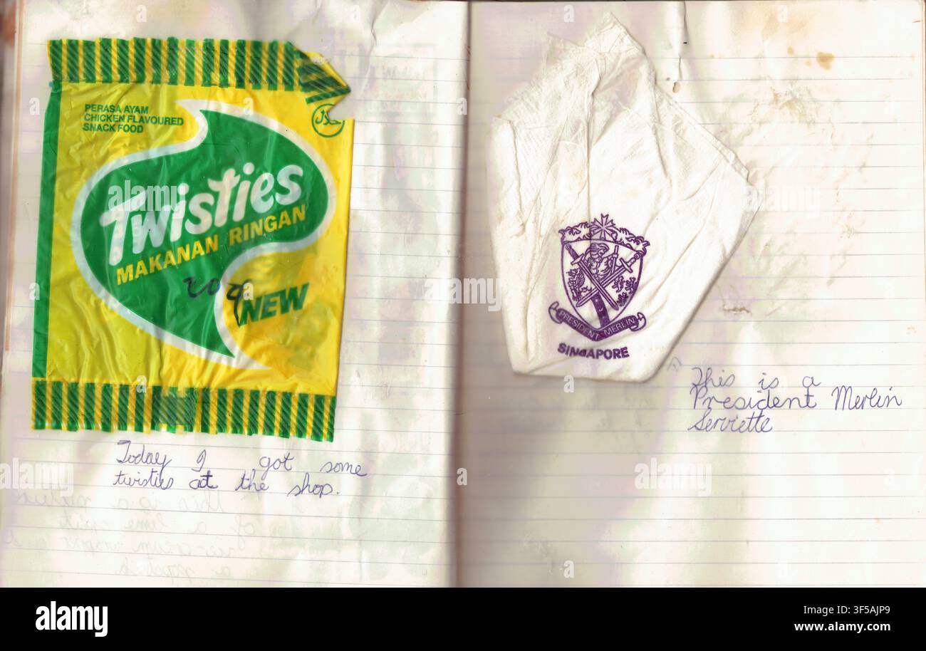 Page d’album des années 1970 avec un paquet de snacks rétro Chicken Flavoured Twisties et une serviette violette arborant le blason de l’hôtel President Merlin Singapour Banque D'Images
