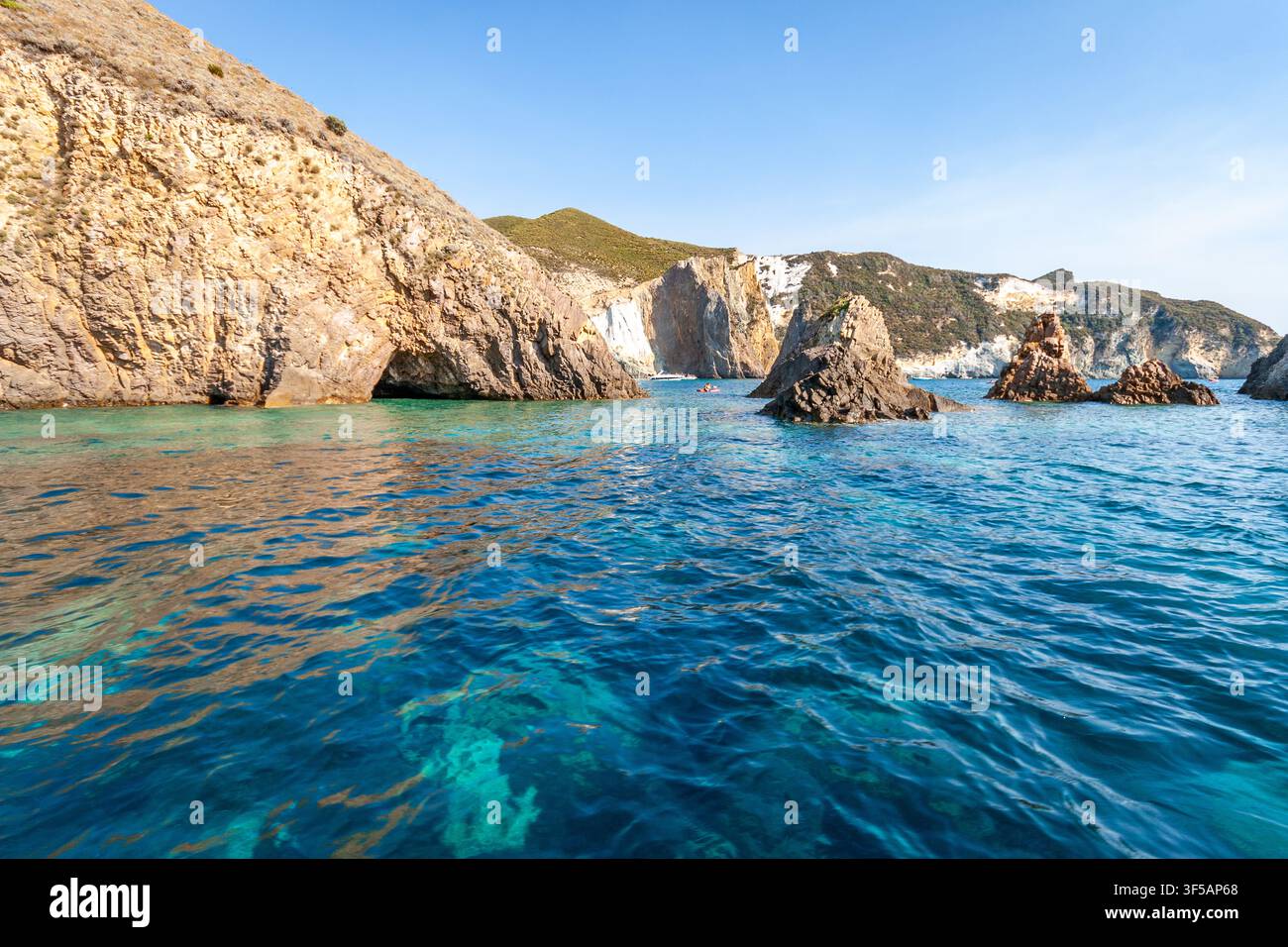 Falaises de l'île de Ponza en Italie. Banque D'Images