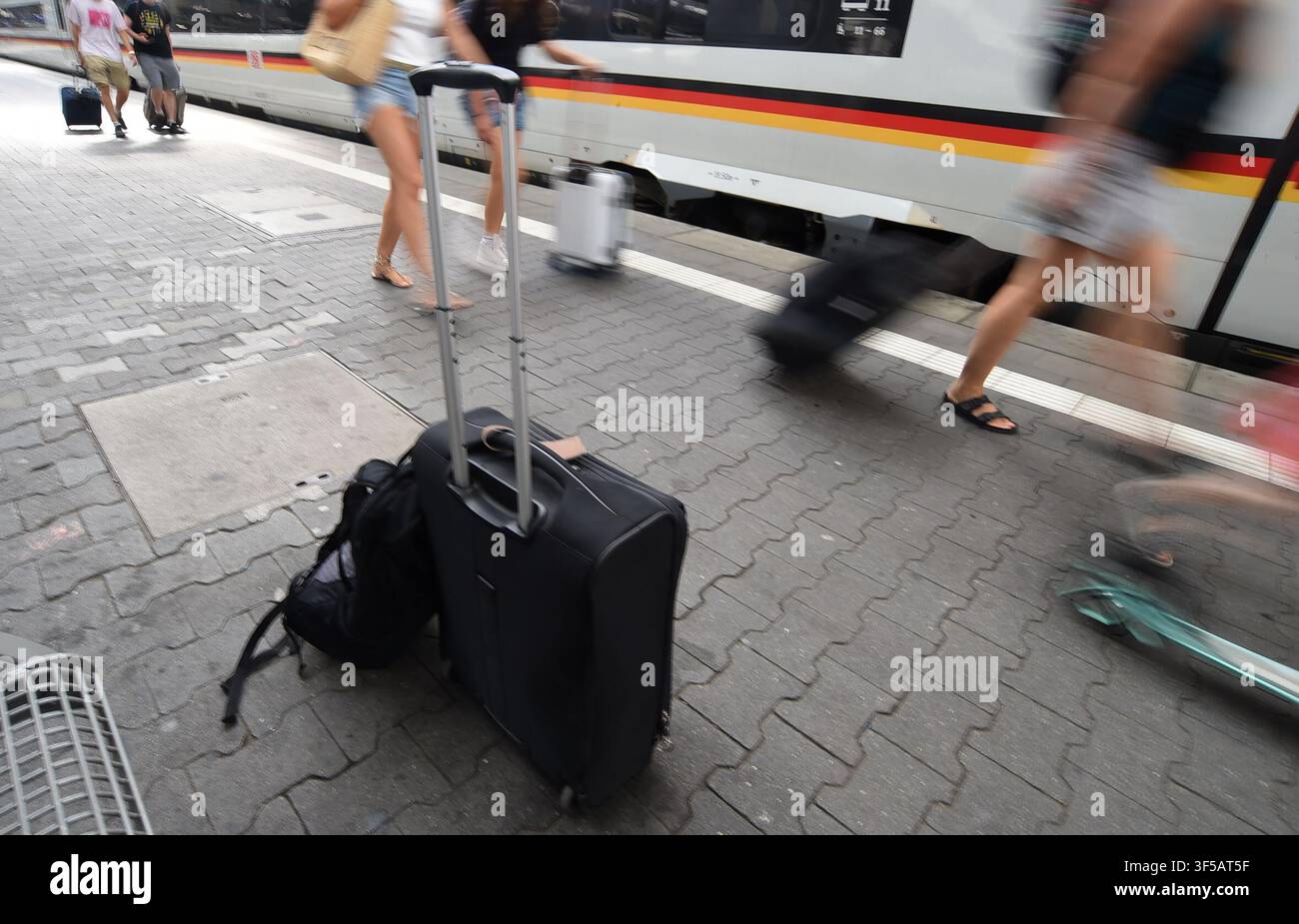 Munich, Allemagne. 01er août 2026. Les passagers déambulent le long d'un quai à la gare centrale de Munich, passant devant une valise et un sac à dos. Les vacances d'été commencent en Bavière ce week-end. Credit: Felix Hörhager/dpa/Alamy Live News Banque D'Images