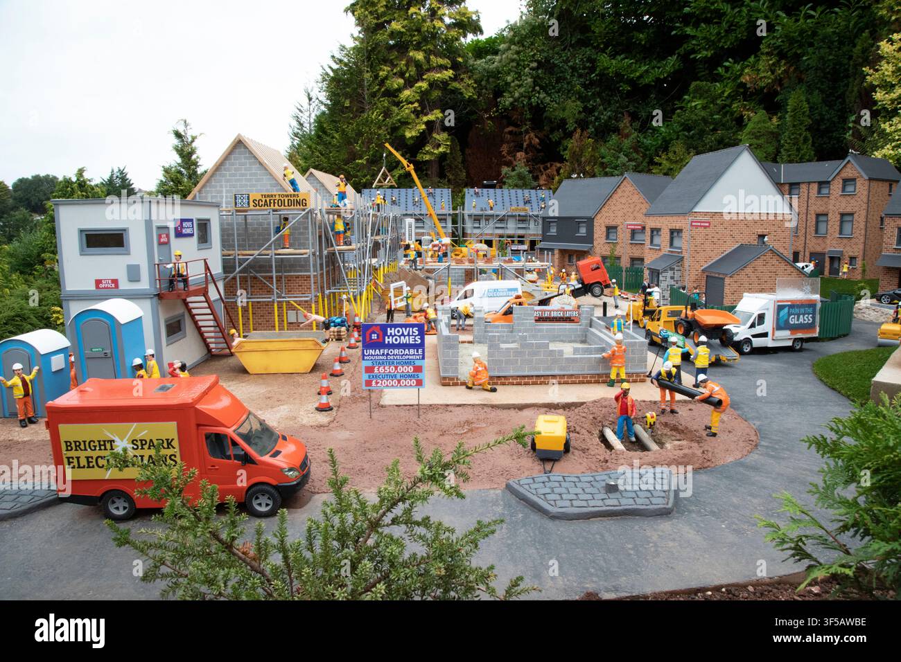 Une maquette détaillée d'un village miniature mettant en scène des maisons, des bâtiments et un aménagement paysager à échelle réduite, exposée dans une attraction touristique populaire. Banque D'Images