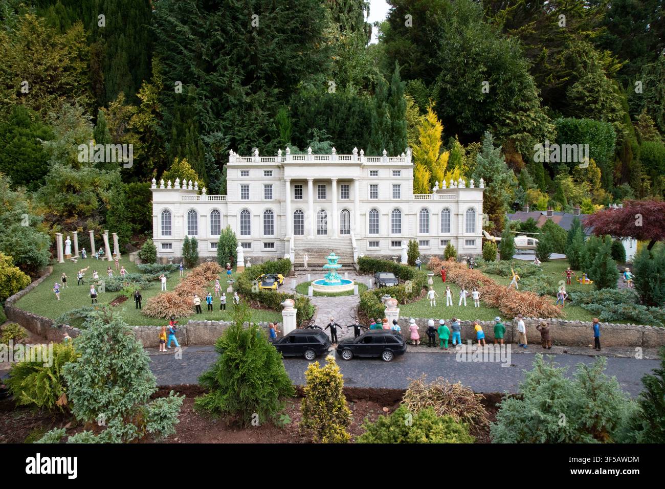 Une maquette détaillée d'un village miniature mettant en scène des maisons, des bâtiments et un aménagement paysager à échelle réduite, exposée dans une attraction touristique populaire. Banque D'Images