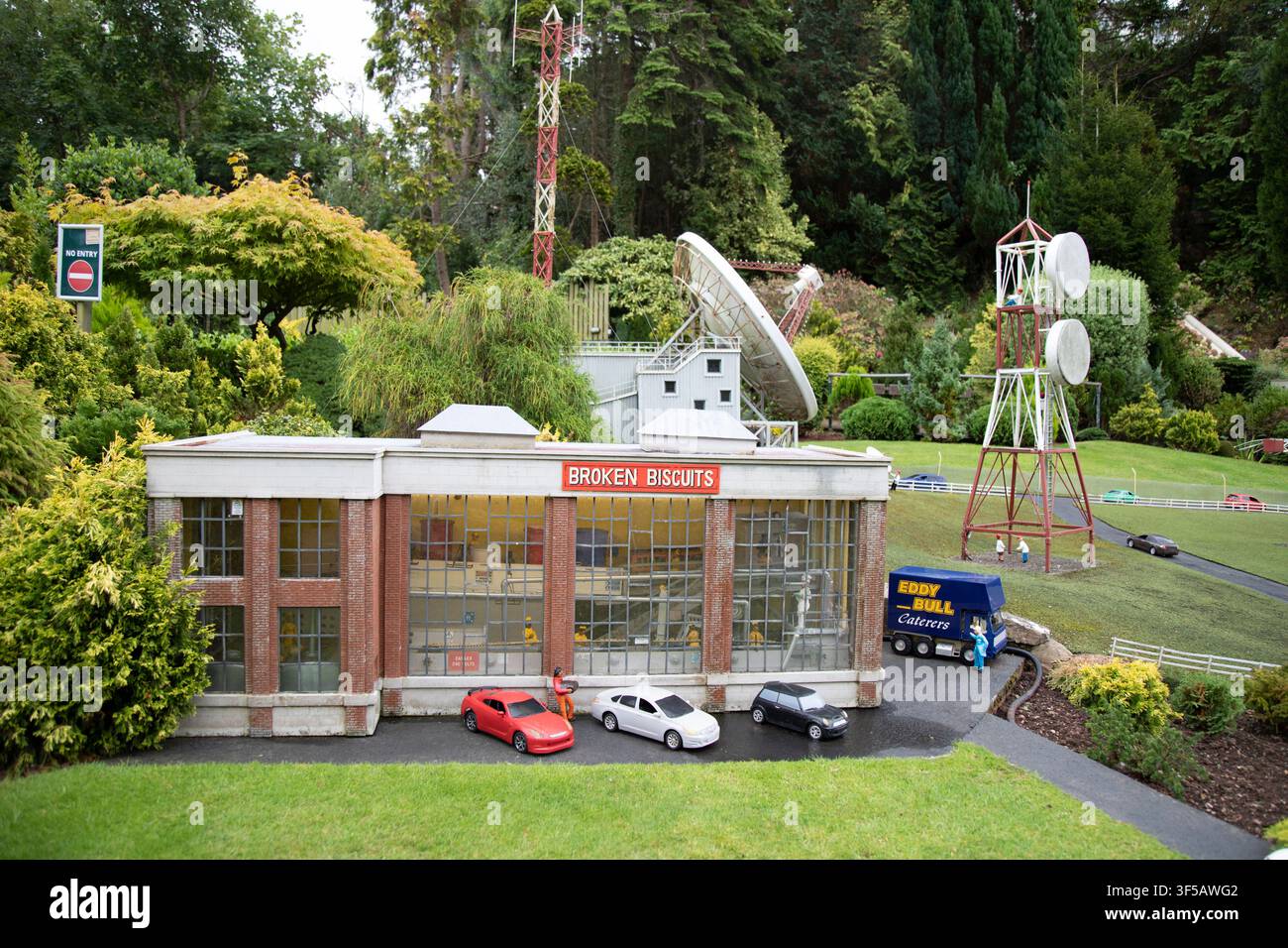 Une maquette détaillée d'un village miniature mettant en scène des maisons, des bâtiments et un aménagement paysager à échelle réduite, exposée dans une attraction touristique populaire. Banque D'Images