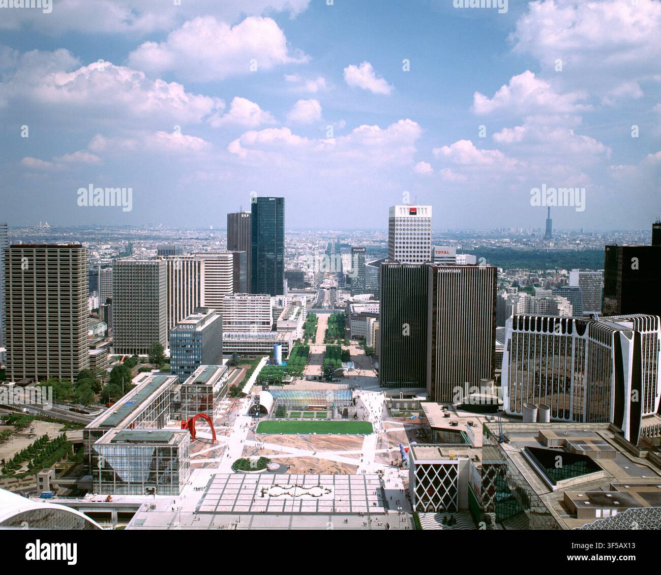 France. Paris. Vue de la ville depuis la tour de La Défense. Banque D'Images