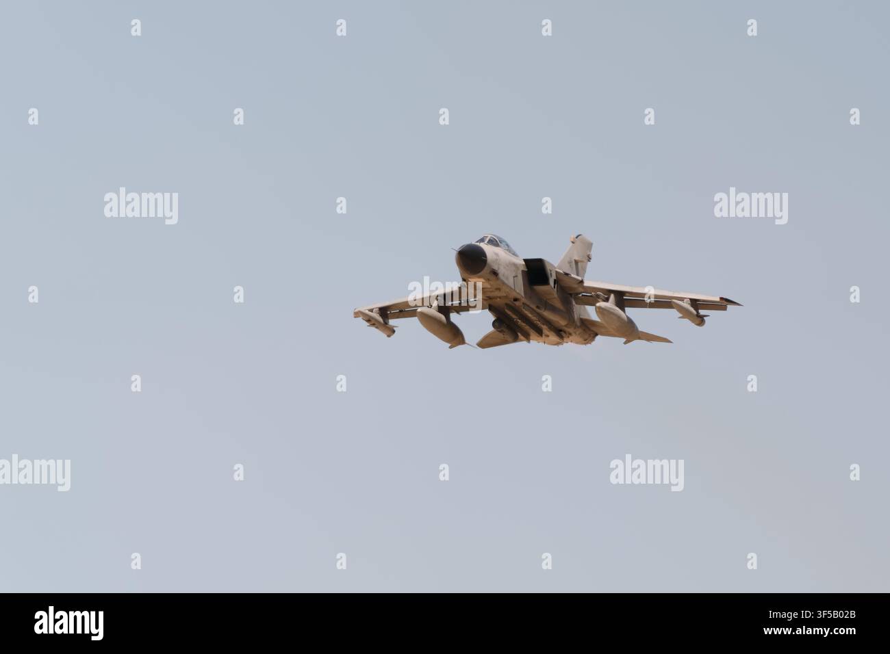 Un avion de chasse militaire volant dans le ciel pendant Banque D'Images