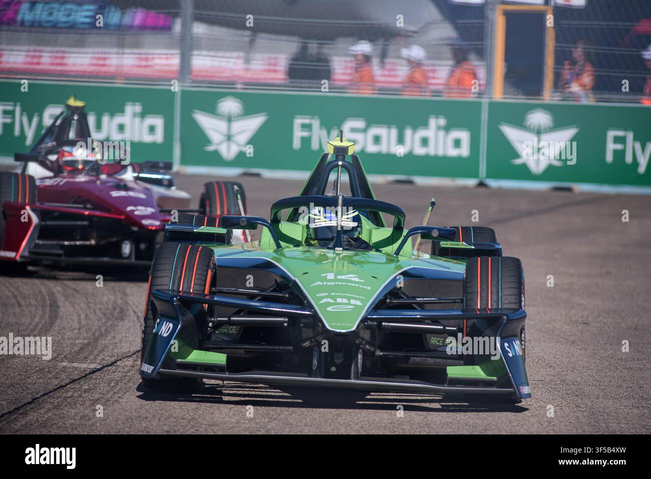BERLIN, ALLEMAGNE - JUILLET 2026 : Courses de voitures électriques en action lors du championnat Formula E Berlin E-Prix sur le circuit historique de l'aéroport de Tempelhof. Banque D'Images