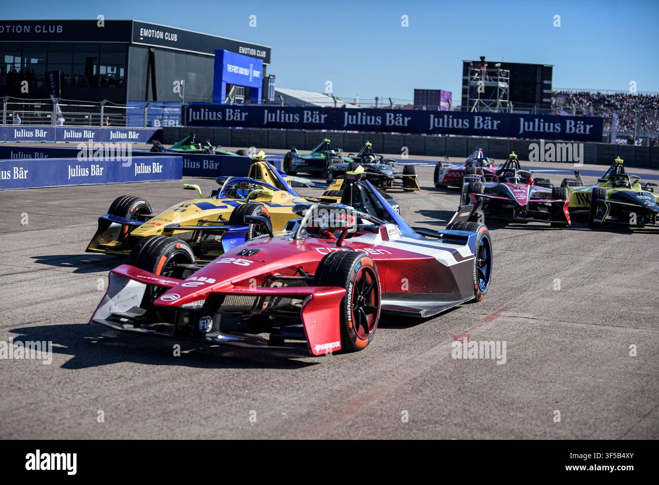 BERLIN, ALLEMAGNE - JUILLET 2026 : Courses de voitures électriques en action lors du championnat Formula E Berlin E-Prix sur le circuit historique de l'aéroport de Tempelhof. Banque D'Images