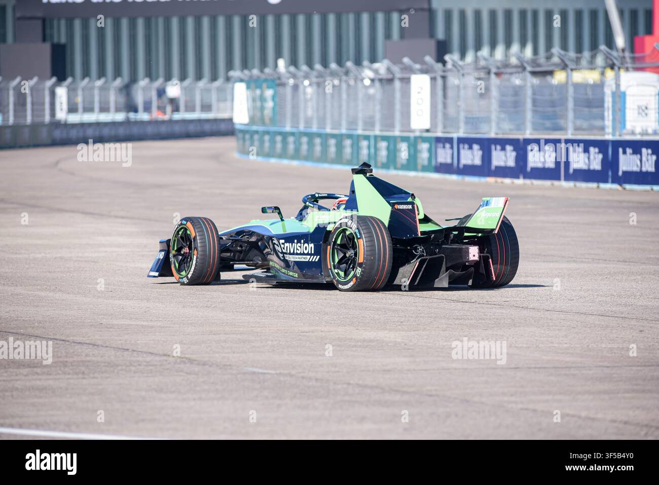 BERLIN, ALLEMAGNE - JUILLET 2026 : Courses de voitures électriques en action lors du championnat Formula E Berlin E-Prix sur le circuit historique de l'aéroport de Tempelhof. Banque D'Images