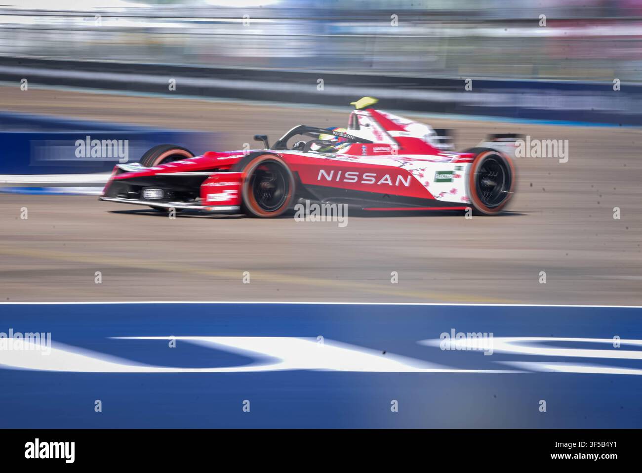 BERLIN, ALLEMAGNE - JUILLET 2026 : Courses de voitures électriques en action lors du championnat Formula E Berlin E-Prix sur le circuit historique de l'aéroport de Tempelhof. Banque D'Images