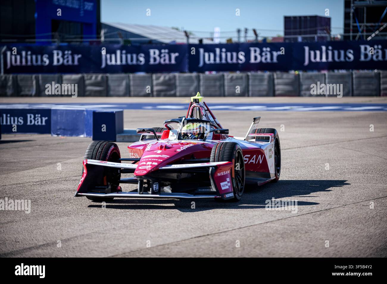 BERLIN, ALLEMAGNE - JUILLET 2026 : Courses de voitures électriques en action lors du championnat Formula E Berlin E-Prix sur le circuit historique de l'aéroport de Tempelhof. Banque D'Images