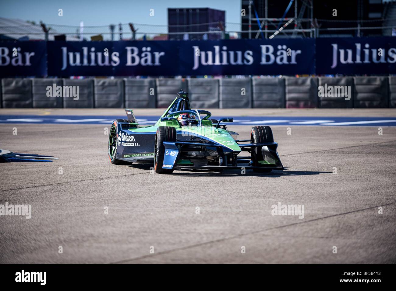 BERLIN, ALLEMAGNE - JUILLET 2026 : Courses de voitures électriques en action lors du championnat Formula E Berlin E-Prix sur le circuit historique de l'aéroport de Tempelhof. Banque D'Images