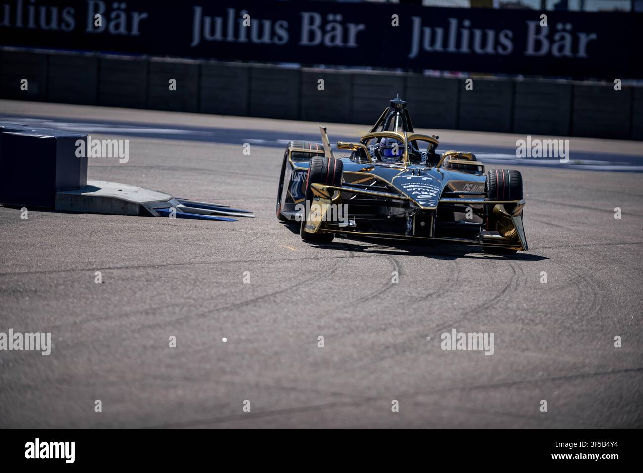 BERLIN, ALLEMAGNE - JUILLET 2026 : Courses de voitures électriques en action lors du championnat Formula E Berlin E-Prix sur le circuit historique de l'aéroport de Tempelhof. Banque D'Images