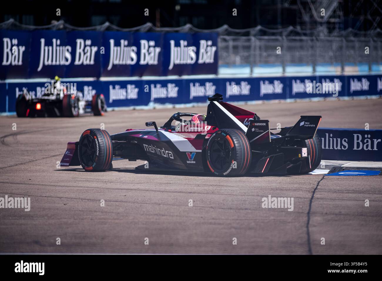 BERLIN, ALLEMAGNE - JUILLET 2026 : Courses de voitures électriques en action lors du championnat Formula E Berlin E-Prix sur le circuit historique de l'aéroport de Tempelhof. Banque D'Images