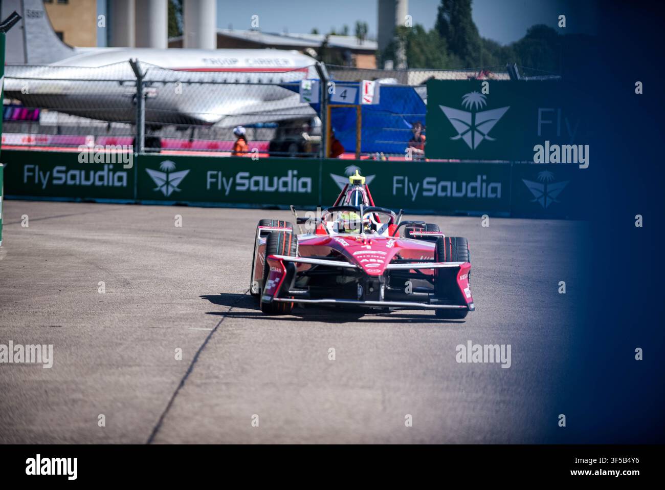 BERLIN, ALLEMAGNE - JUILLET 2026 : Courses de voitures électriques en action lors du championnat Formula E Berlin E-Prix sur le circuit historique de l'aéroport de Tempelhof. Banque D'Images