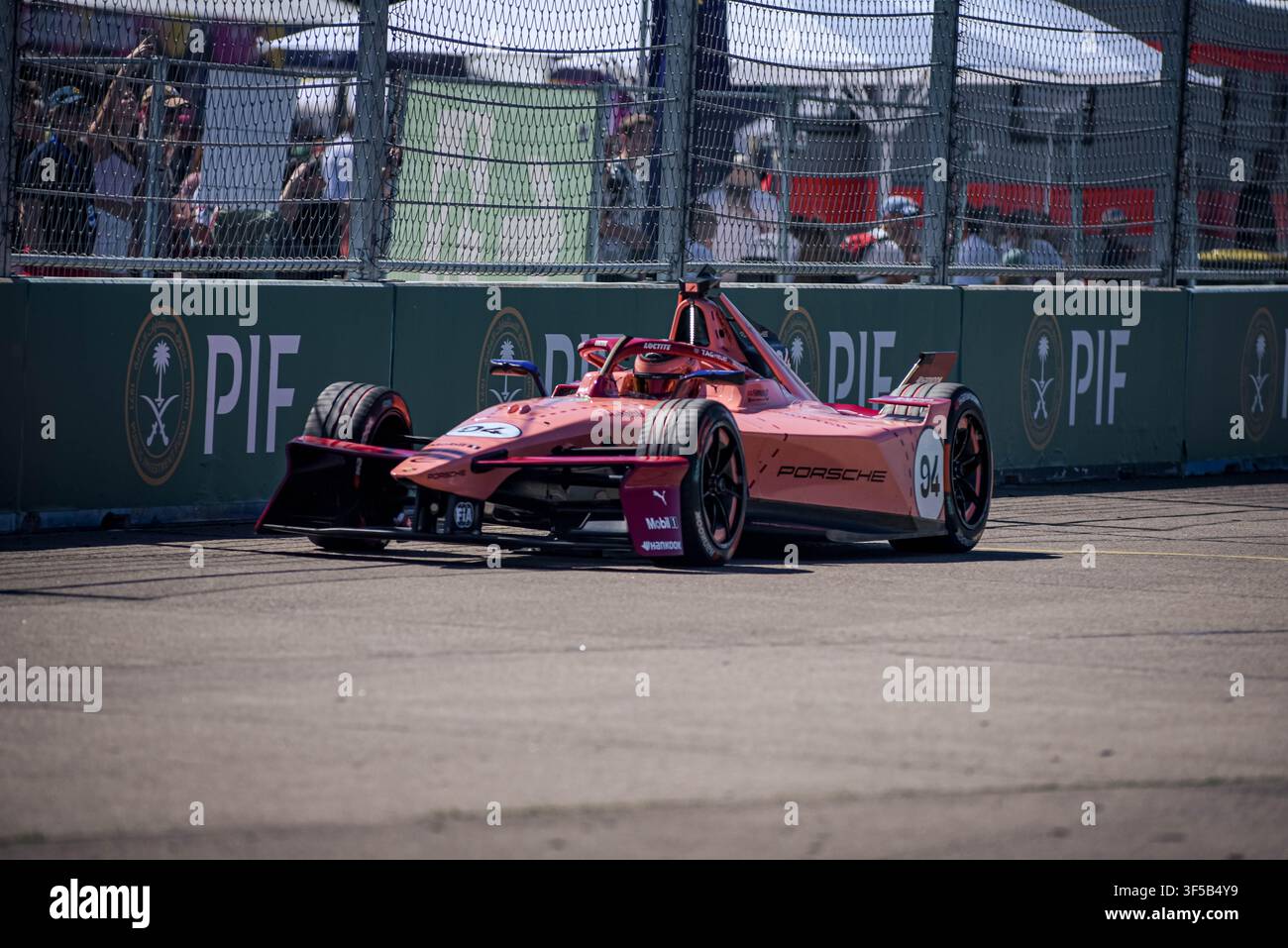 BERLIN, ALLEMAGNE - JUILLET 2026 : Courses de voitures électriques en action lors du championnat Formula E Berlin E-Prix sur le circuit historique de l'aéroport de Tempelhof. Banque D'Images