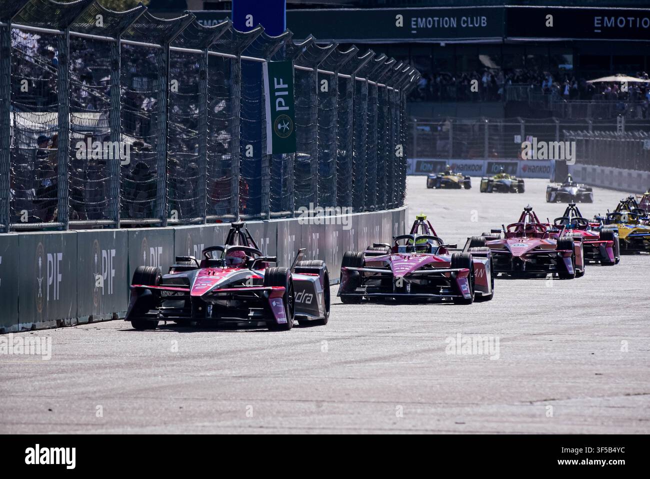 BERLIN, ALLEMAGNE - JUILLET 2026 : Courses de voitures électriques en action lors du championnat Formula E Berlin E-Prix sur le circuit historique de l'aéroport de Tempelhof. Banque D'Images