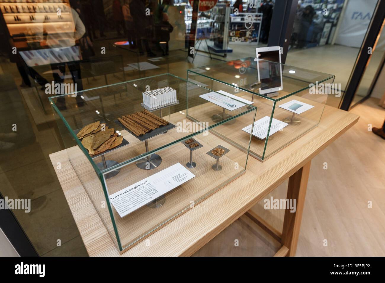 Kremenchuk, Ukraine - 29 novembre 2019 : Vitrine dans un magasin de cigarettes électroniques IQOS Banque D'Images