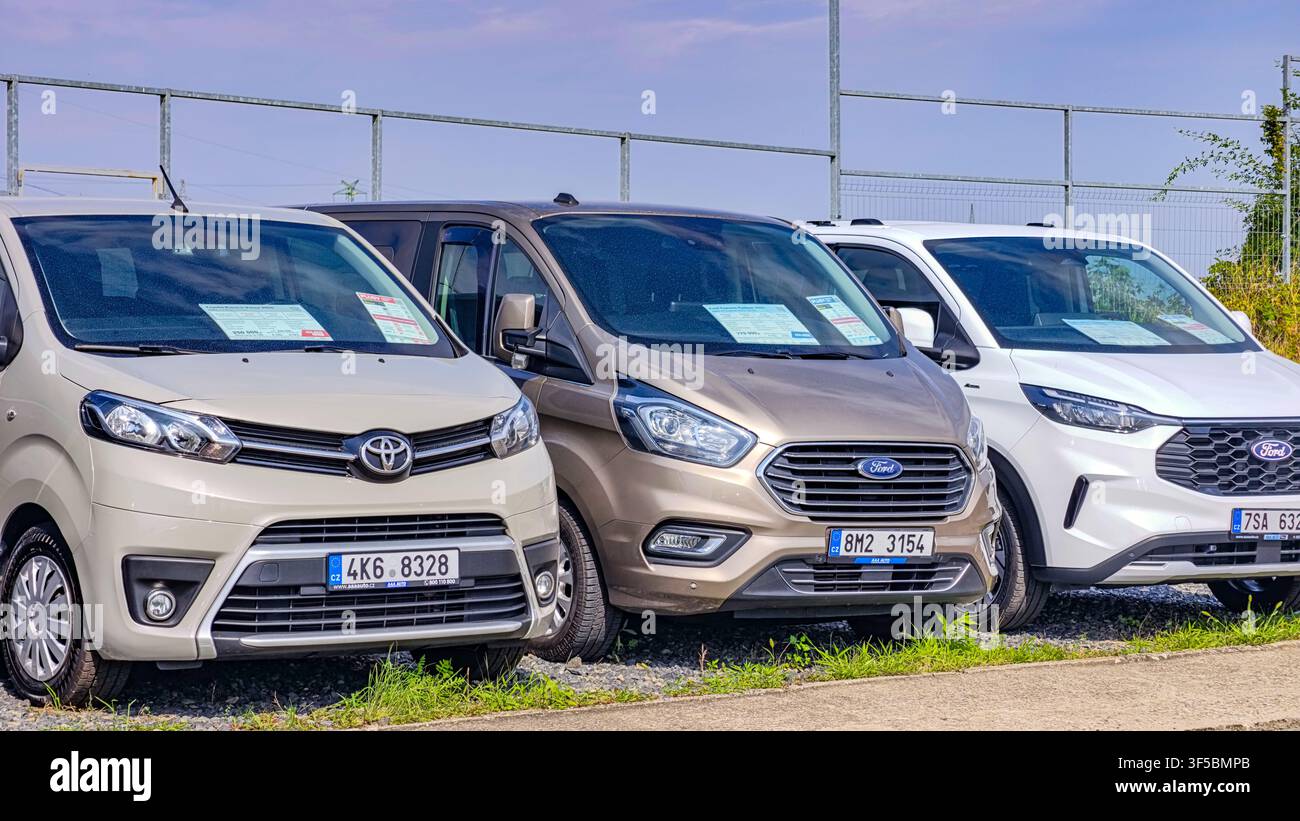 Prague, République tchèque – 1er août 2026 : Camionnettes commerciales avec avis de vente affichés dans les pare-brise dans une zone de vente de véhicules en plein air montrant Banque D'Images