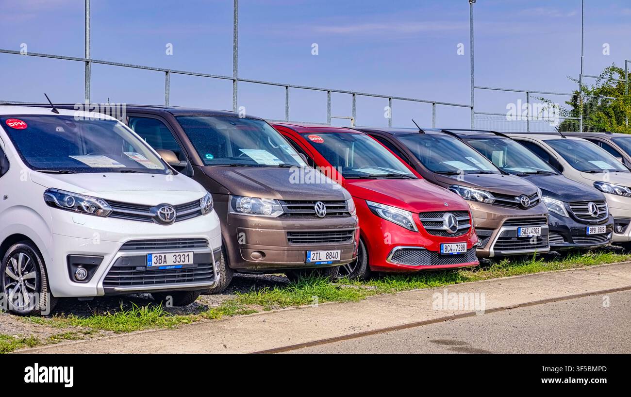 Prague, République tchèque – 1er août 2026 : Camionnettes commerciales avec avis de vente affichés dans les pare-brise dans une zone de vente de véhicules en plein air montrant Banque D'Images